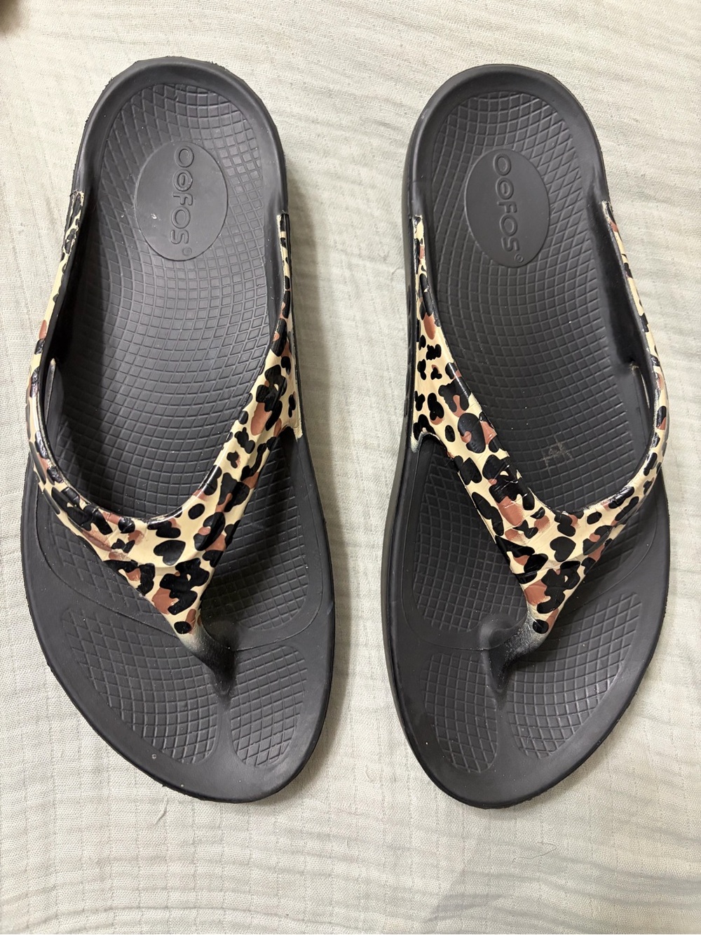 OOFOS OOlala limited edition leopard print sandals women’s 10